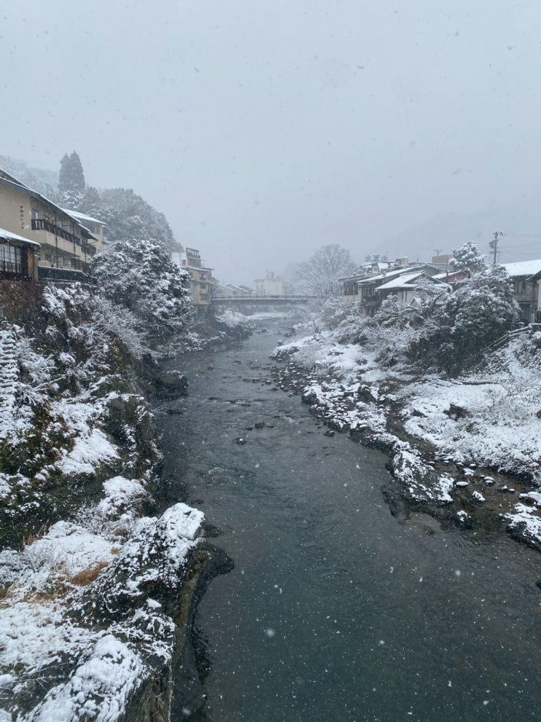 【名古屋発】1月24日　冬の飛騨高山食べ歩きと古い町並みレトロ散策＆青白く輝く飛騨大鍾乳洞「氷の渓谷」結果報告