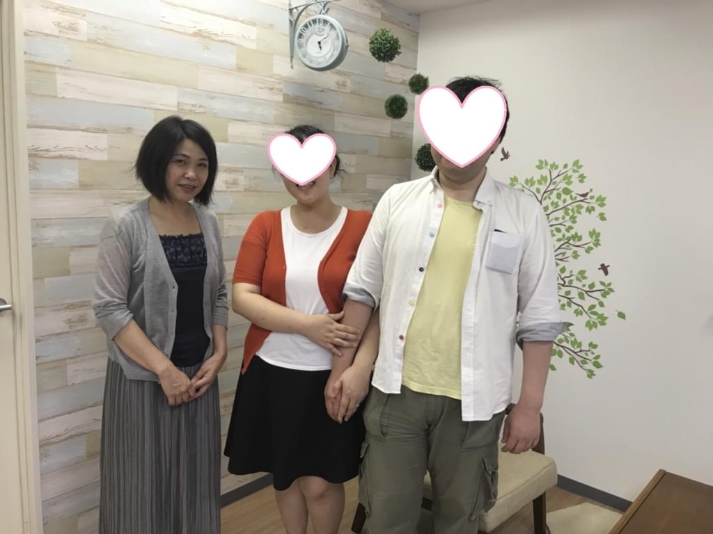 「結婚式が決まりました！」って♪幸せそうな笑顔の彼女の手は自然に彼のうでに・・・